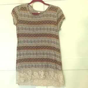 Adorable lacework scoop neck top.